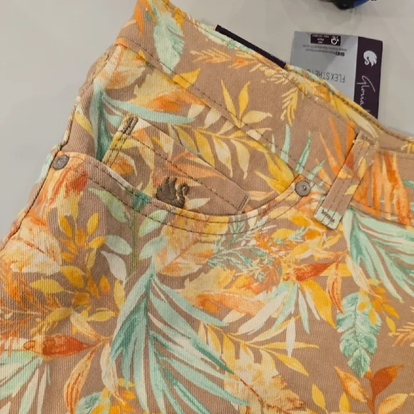Gloria Vanderbilt Tropical Print Capri Pants - Picture 8 of 8